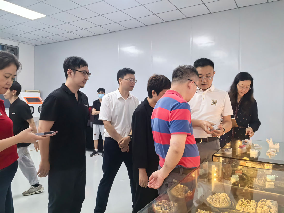 the-deputy-director-of-the-service-system-construction-division-of-the-provincial-department-of-industry-and-information-technology-jiang-lefu-and-the-director-of-the-innovation-and-entrepreneurship-service-division-1.jpg