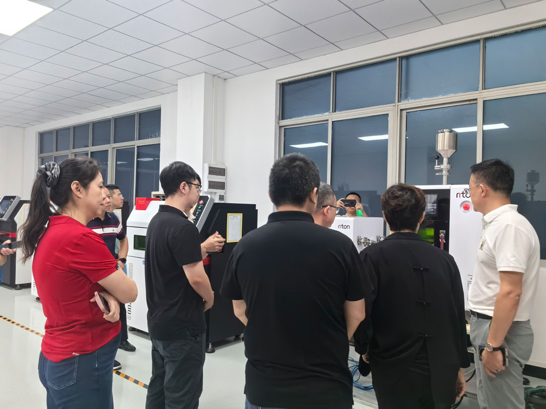 the-deputy-director-of-the-service-system-construction-division-of-the-provincial-department-of-industry-and-information-technology-jiang-lefu-and-the-director-of-the-innovation-and-entrepreneurship-service-division-2.jpg
