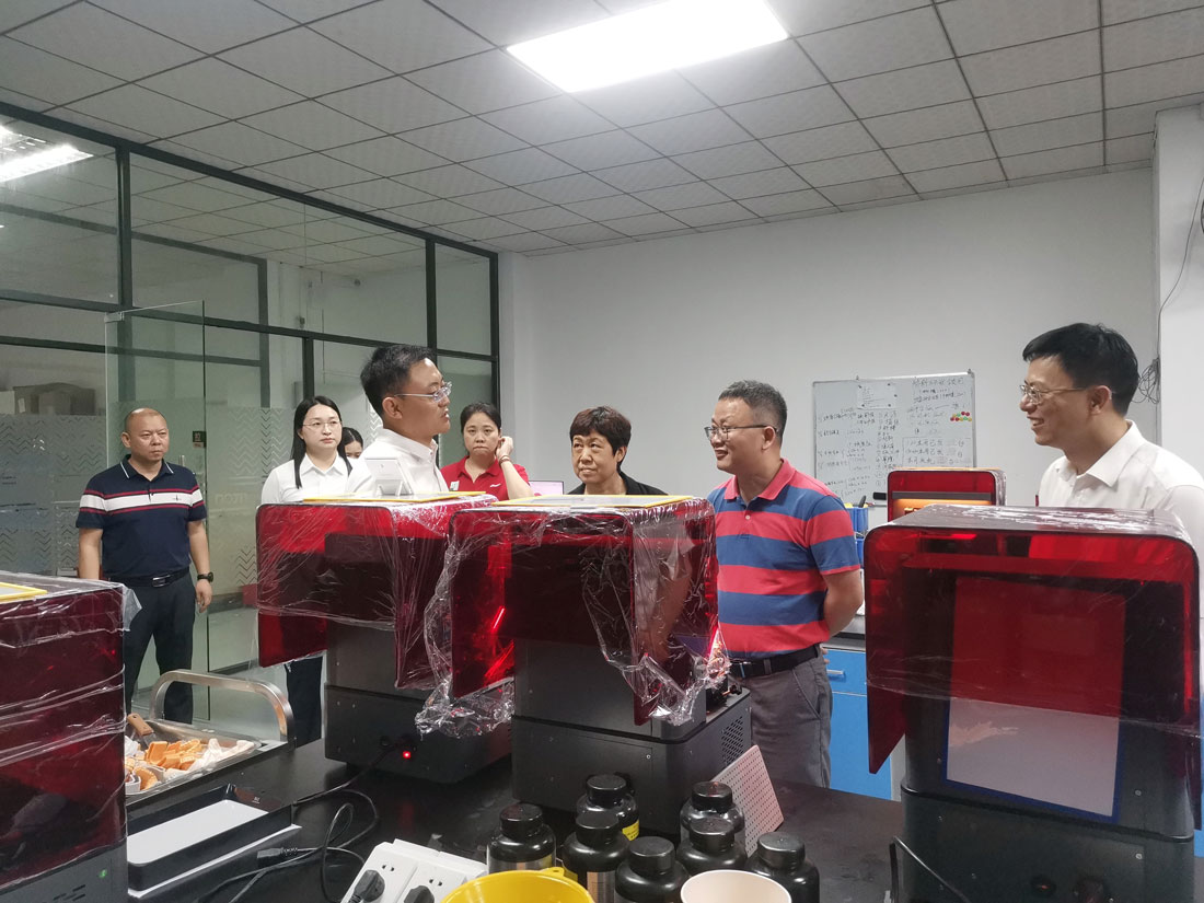 the-deputy-director-of-the-service-system-construction-division-of-the-provincial-department-of-industry-and-information-technology-jiang-lefu-and-the-director-of-the-innovation-and-entrepreneurship-service-division-4.jpg