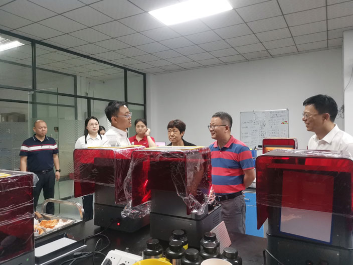 省工信厅服务体系建设处副处长江乐福、市工信局创新创业服务处处长申永红一行莅临瑞通调研指导