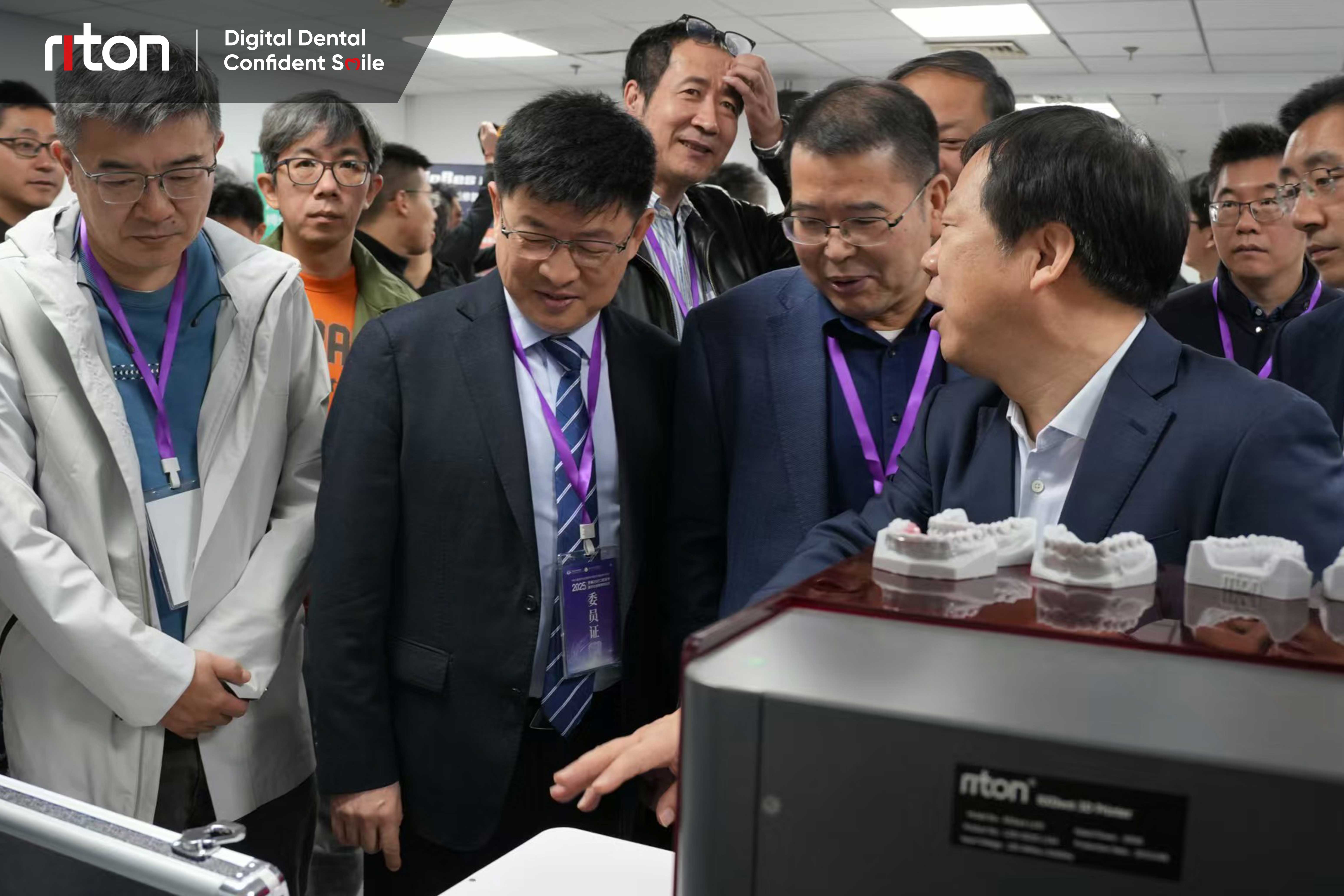 04-2025中华口腔医学会西安学术会-专家领导驻足瑞通增材.jpg